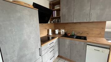 Kühlschrank, Mikrowelle, Herdplatte, Geschirrspüler