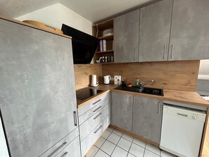 Frigorífico, microondas, placa de cocina y lavavajillas