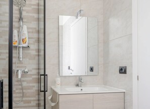 Shower, hair dryer, towels - Monolocale Riva – Wi-Fi, Clima e Giardino a Torre Lapillo (Nardò)