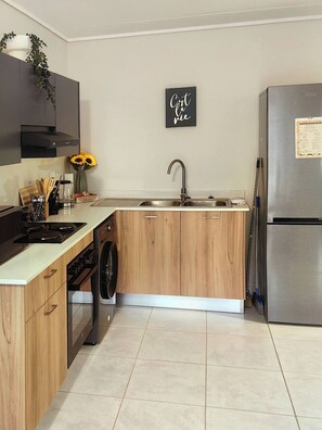 Eine moderne Küche mit Einbauofen, Spüle und Kühlschrank.