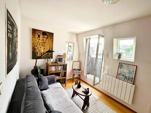 Living area - The Montmartre Moment   Sacré Cœur & Eiffel Tower View (Paris)