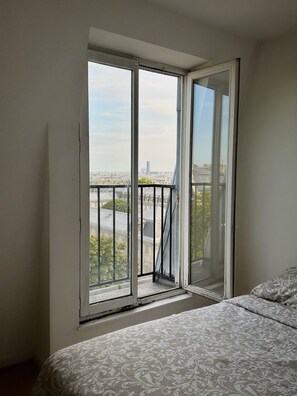 Room - The Montmartre Moment   Sacré Cœur & Eiffel Tower View (Paris)