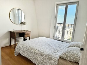 Room - The Montmartre Moment   Sacré Cœur & Eiffel Tower View (Paris)