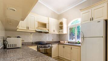 Coffee/tea maker, fridge, microwave, oven