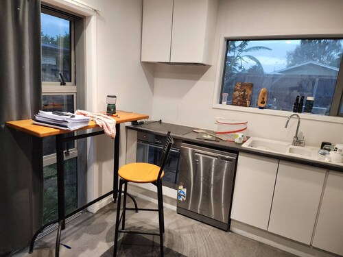 Entire flat next to park, close to uni, & city - 1 bedroom, 1 lounge, ensuit