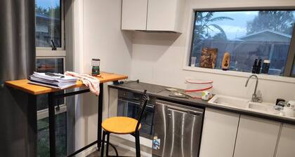 Entire flat next to park, close to uni, & city - 1 bedroom, 1 lounge, ensuit
