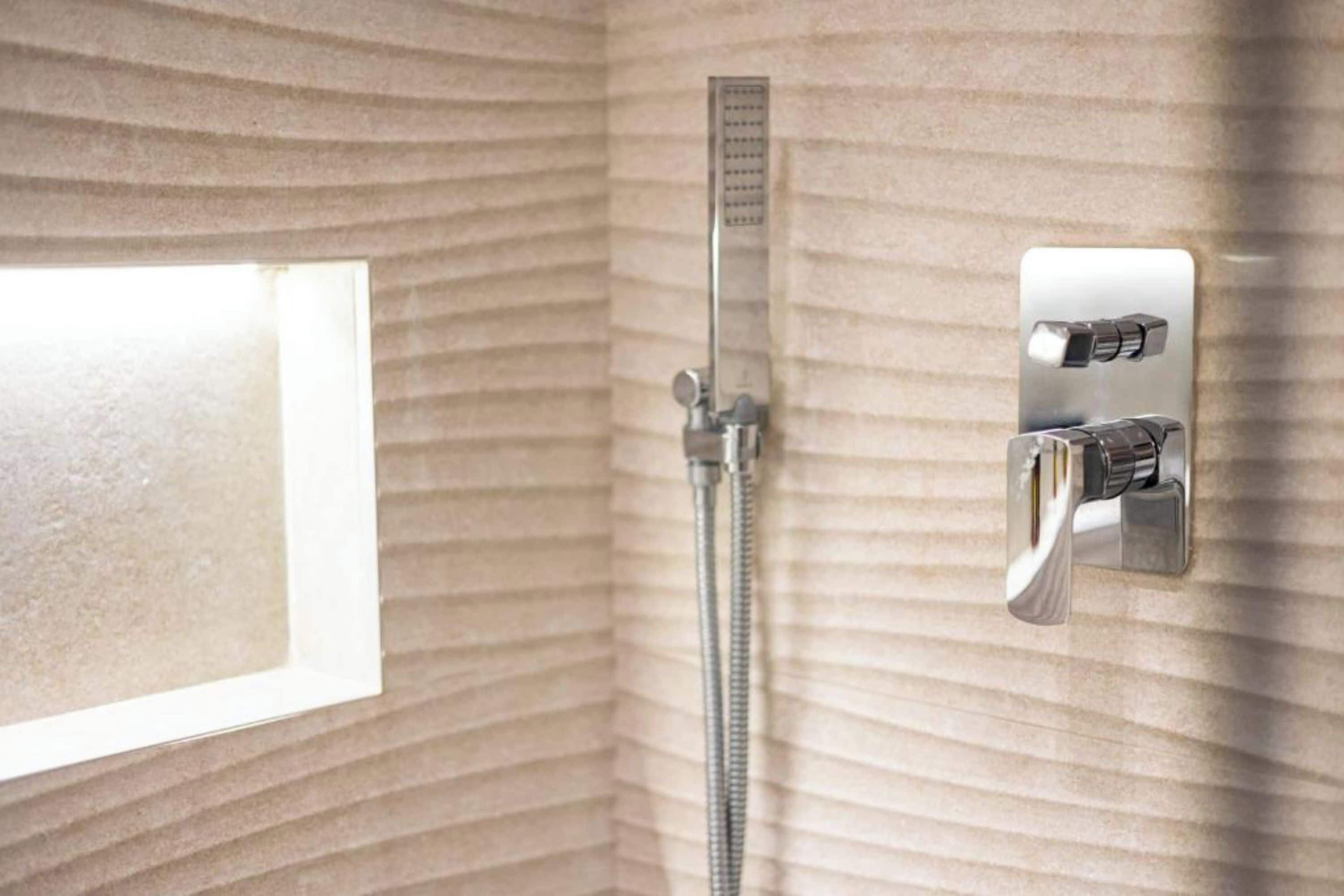 Deluxe Double Room | Bathroom | Towels, toilet paper