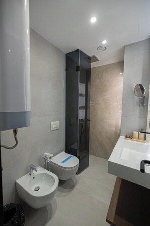 Kamar Double Deluks | Kamar mandi | Handuk dan tisu toilet