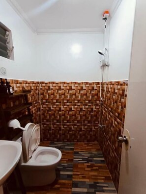 Douche, articles de toilette gratuits, serviettes fournies, savon