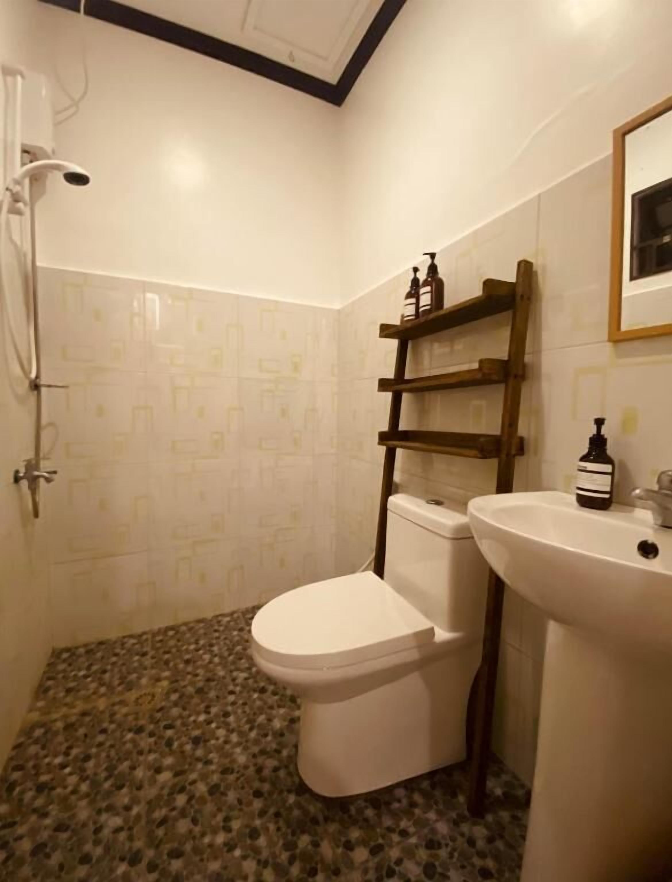 Shower, free toiletries, towels, soap
