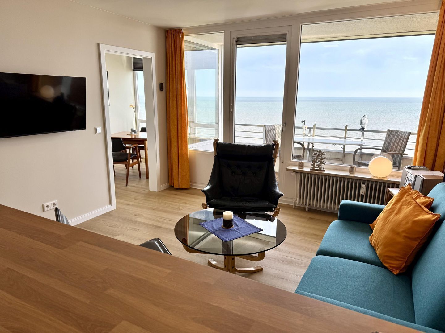 Een televisie en een stereo