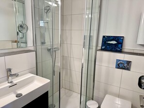 Shower, hair dryer - Al Mare - Modern apartment with balcony, sea view, parking space, WLAN. Pets (List auf Sylt)