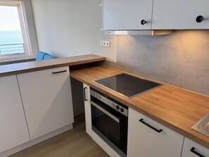 Een koelkast, een magnetron, een oven, een kookplaat