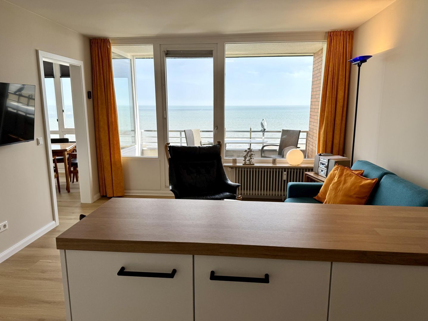 Een televisie en een stereo