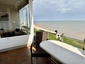 Outdoor dining - Al Mare - Modern apartment with balcony, sea view, parking space, WLAN. Pets (List auf Sylt)