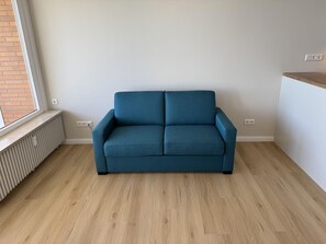 Een televisie en een stereo