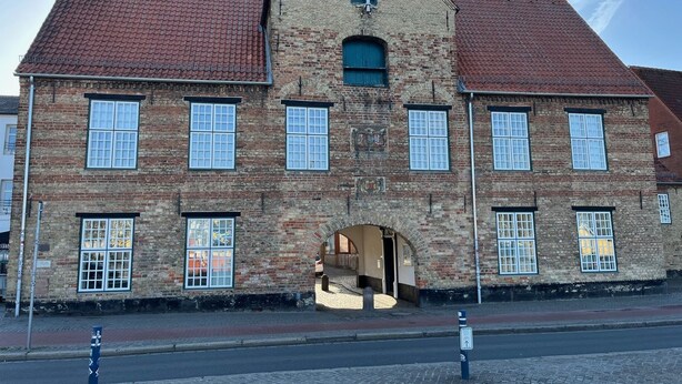 A historic building with a prominent entrance, multiple windows, and a red-tiled roof. - fewo1846 - Koje Sansibar - fewo1846 - Koje Sansibar / centrally located (Flensburg)