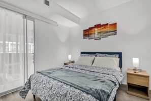 Room - Luxury Getaway at Dundas Garden District, Toronto (Toronto)