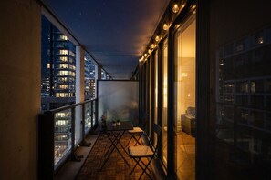 Outdoor dining - Luxury Getaway at Dundas Garden District, Toronto (Toronto)