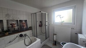 Hair dryer, towels, soap, toilet paper - Vrbo Property (Rickenbach)