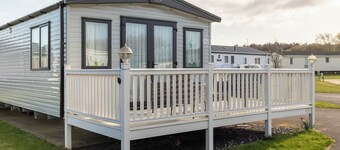 Stylish 2BR Caravan | Walk to Beach