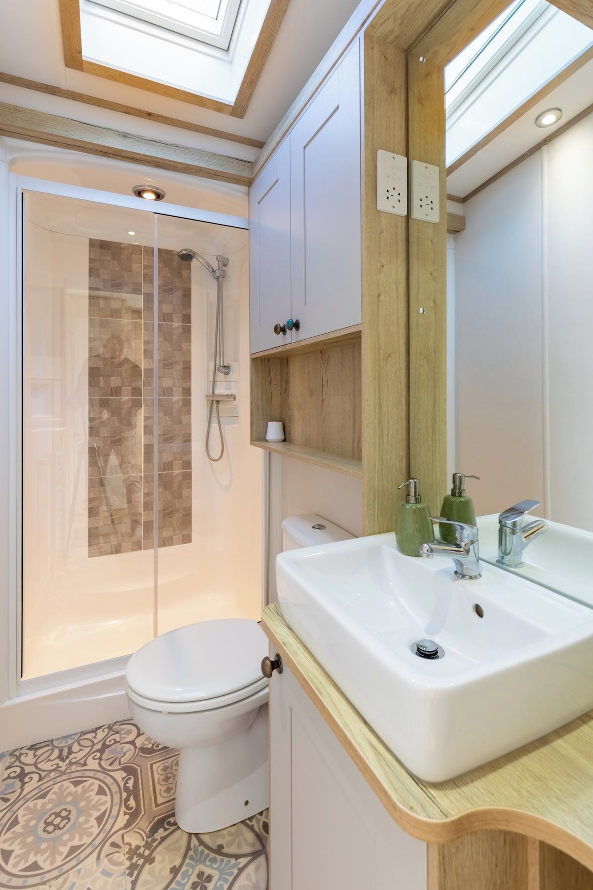 Ein Badezimmer mit Dusche, Toilette und Waschbecken.