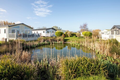 Stylish 2BR Lodge | Walk to Beach | On site facilities