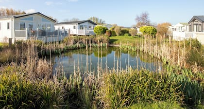 Stylish 2BR Lodge | Walk to Beach | On site facilities