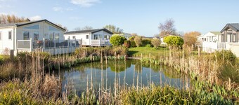 Stylish 2BR Lodge | Walk to Beach | On site facilities