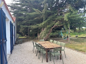 Outdoor dining - Family home 3km from the sea (Brem-sur-Mer)