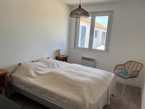 Iron/ironing board, WiFi - Family home 3km from the sea (Brem-sur-Mer)