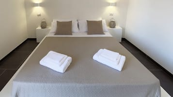 Tabla de planchar con plancha, wifi y ropa de cama