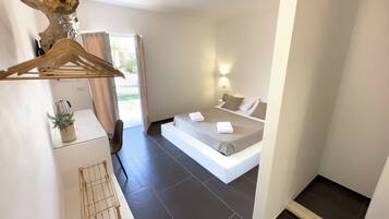 Iron/ironing board, WiFi, bed sheets
