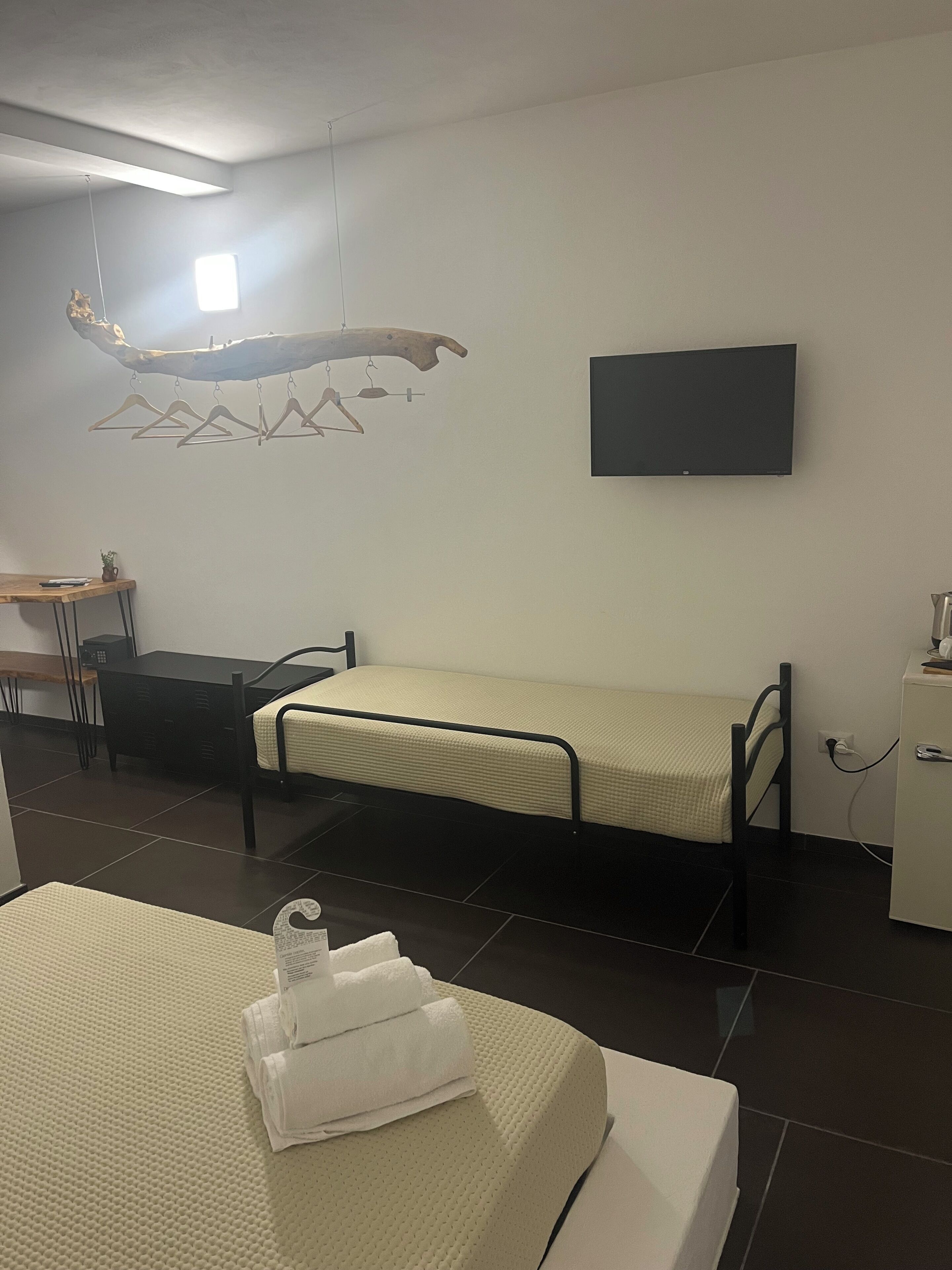 Tabla de planchar con plancha, wifi, ropa de cama
