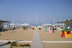 På stranden