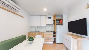 Wasserkocher mit Kaffee-/Teezubehör, Kühlschrank, Herdplatte, Esstisch