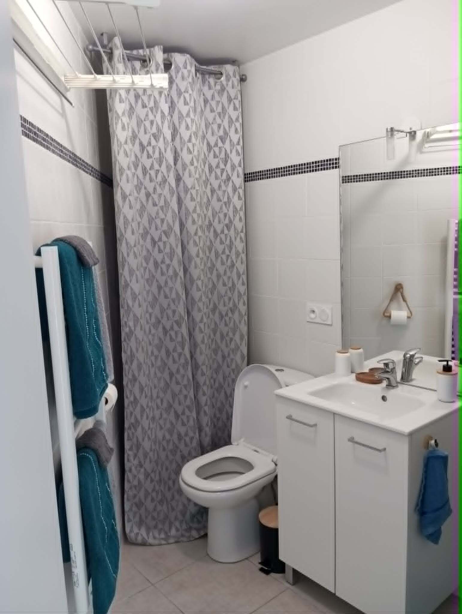 Een douche, een haardroger, handdoeken, zeep