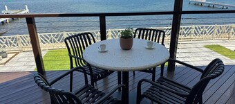 Marks Point Water Front Retreat on Lake Macquarie w/kayaks, fisherman’s dream