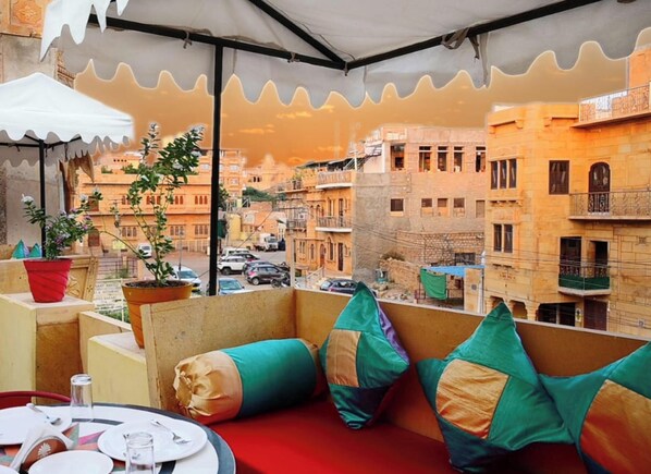 Outdoor dining - Pleasure Haveli Kishan Ghat (Jaisalmer)