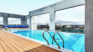En pool på taket med fri utsikt över stadsbilden.
