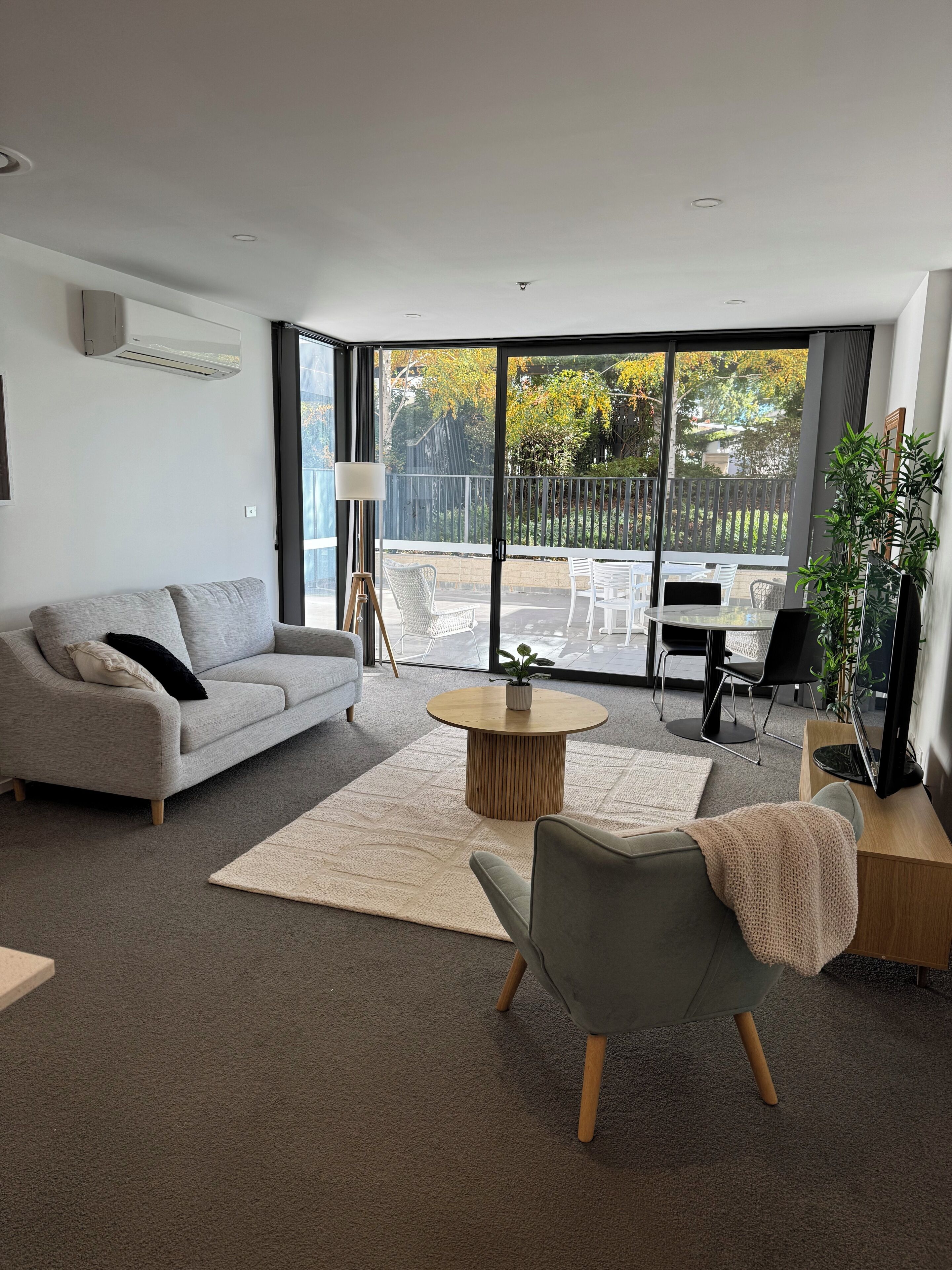 Phillip Courtyard Retreat  Fully Furnished, Walk To Woden & 10 Mins To City - Canberra
