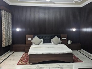 Phòng đôi Deluxe, quang cảnh thành phố | Bàn, truy cập Internet không dây miễn phí 