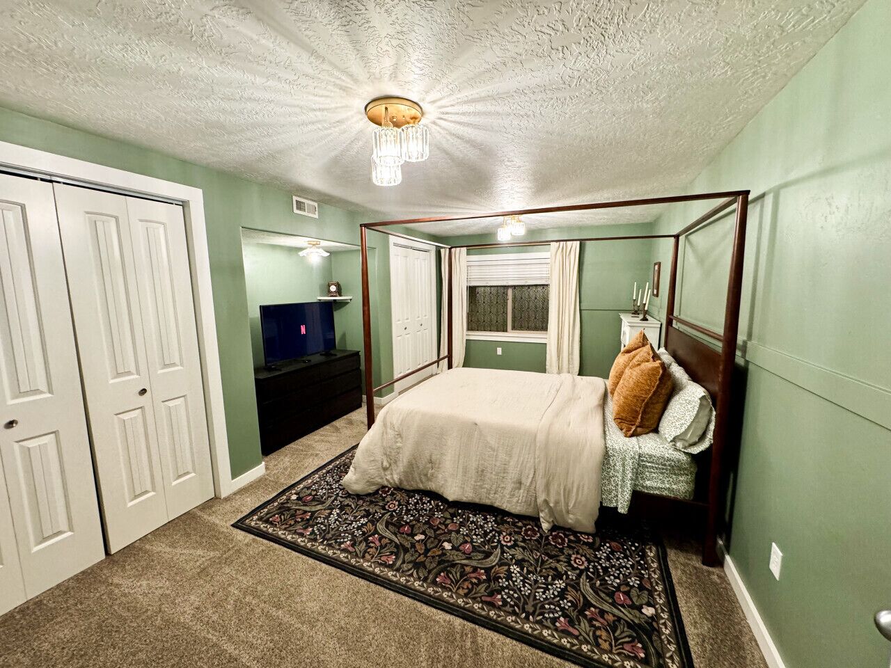 2 bedrooms, desk, iron/ironing board, travel cot