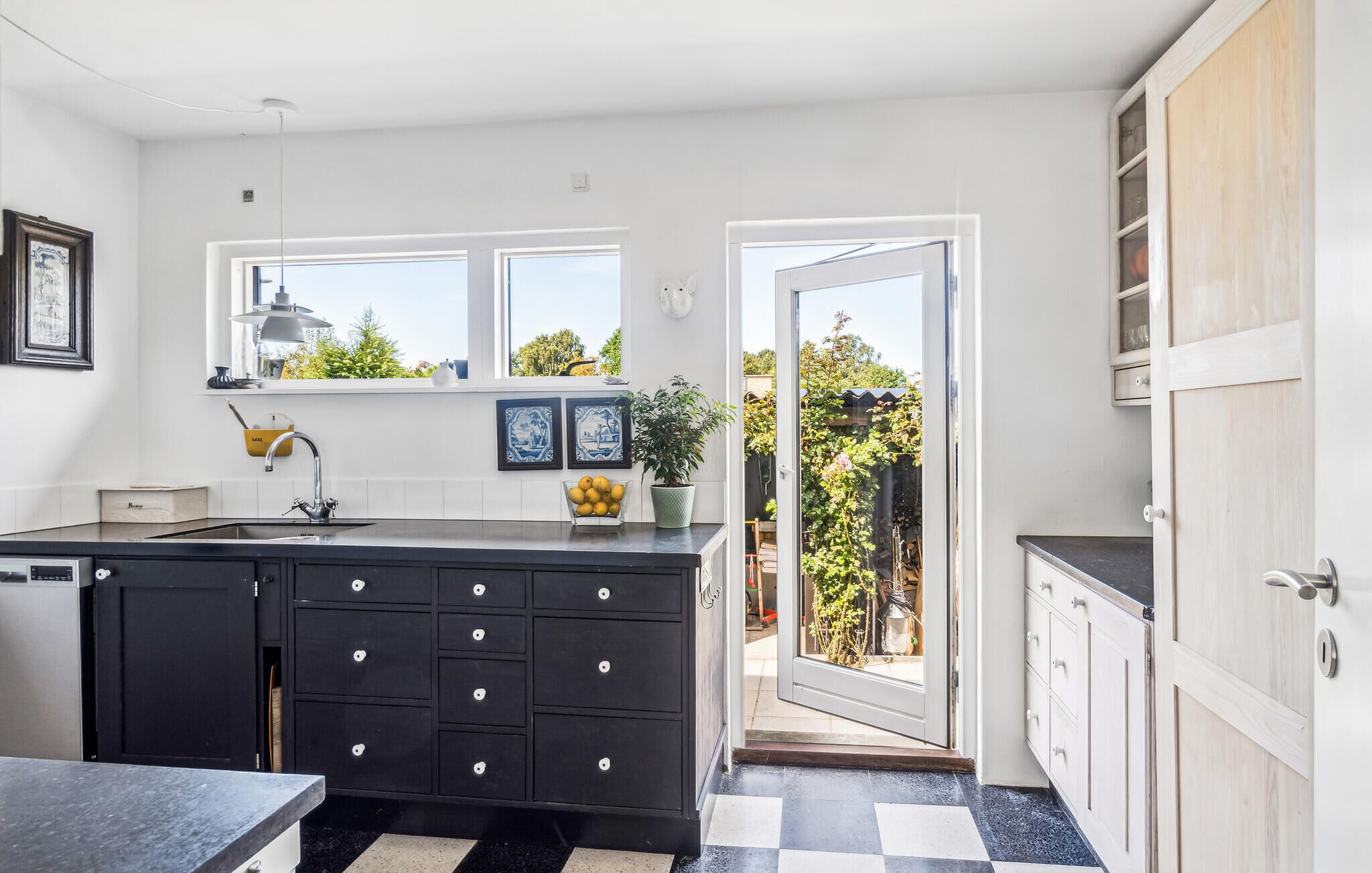 Coffee/tea maker, fridge, oven, stovetop
