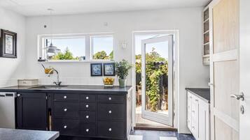 Coffee/tea maker, fridge, oven, stovetop