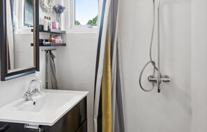 Shower - 5 bedroom nice home in Kirke Hyllinge (Kirke Hyllinge)
