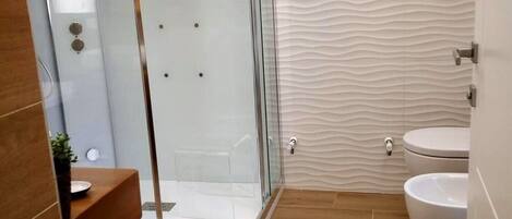 Jetted bath, hair dryer, bidet, towels