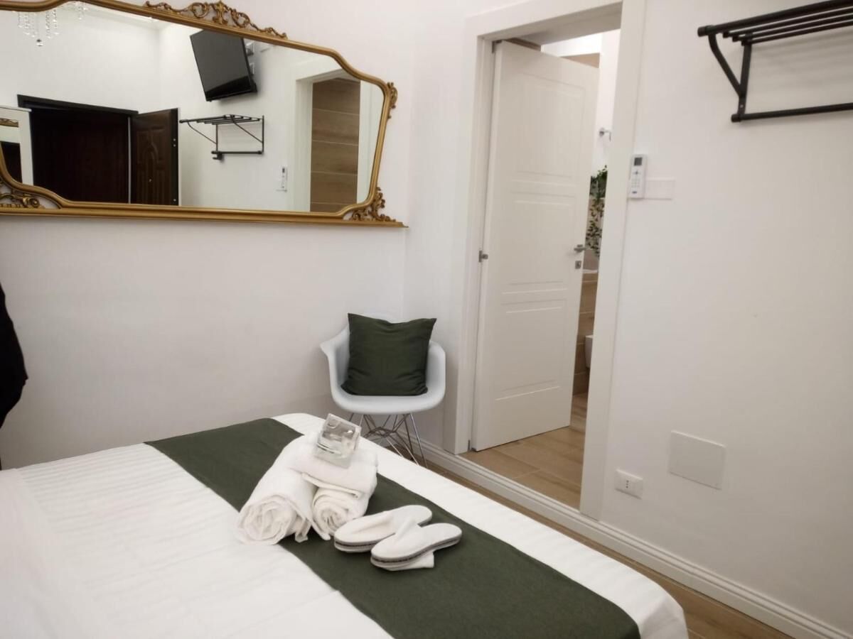 Tabla de planchar con plancha, wifi y ropa de cama 