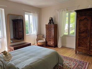 Iron/ironing board - Vrbo Property (Le Bez)
