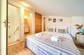 Cuna de viaje, wifi gratis y ropa de cama 